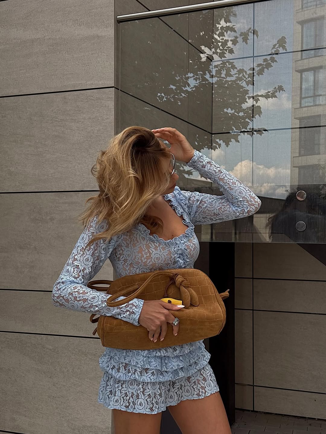 Мініспідниця, мюлі та замшева сумка: скільки коштує образ Лесі Нікітюк